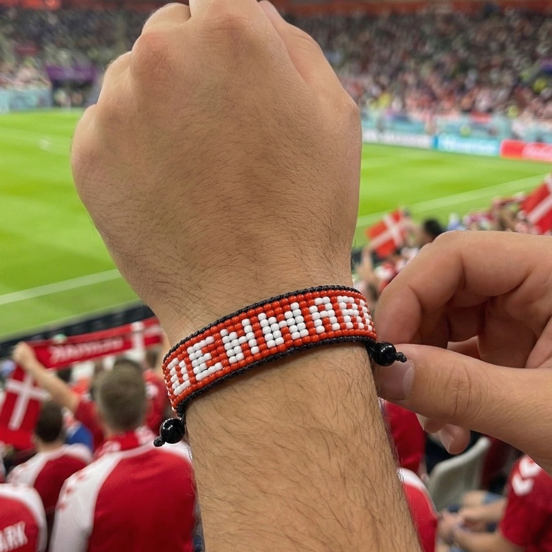 Coupe du Monde 2026 Danemark – Bracelet Drapeau en Perles – Fait main et Ajustable