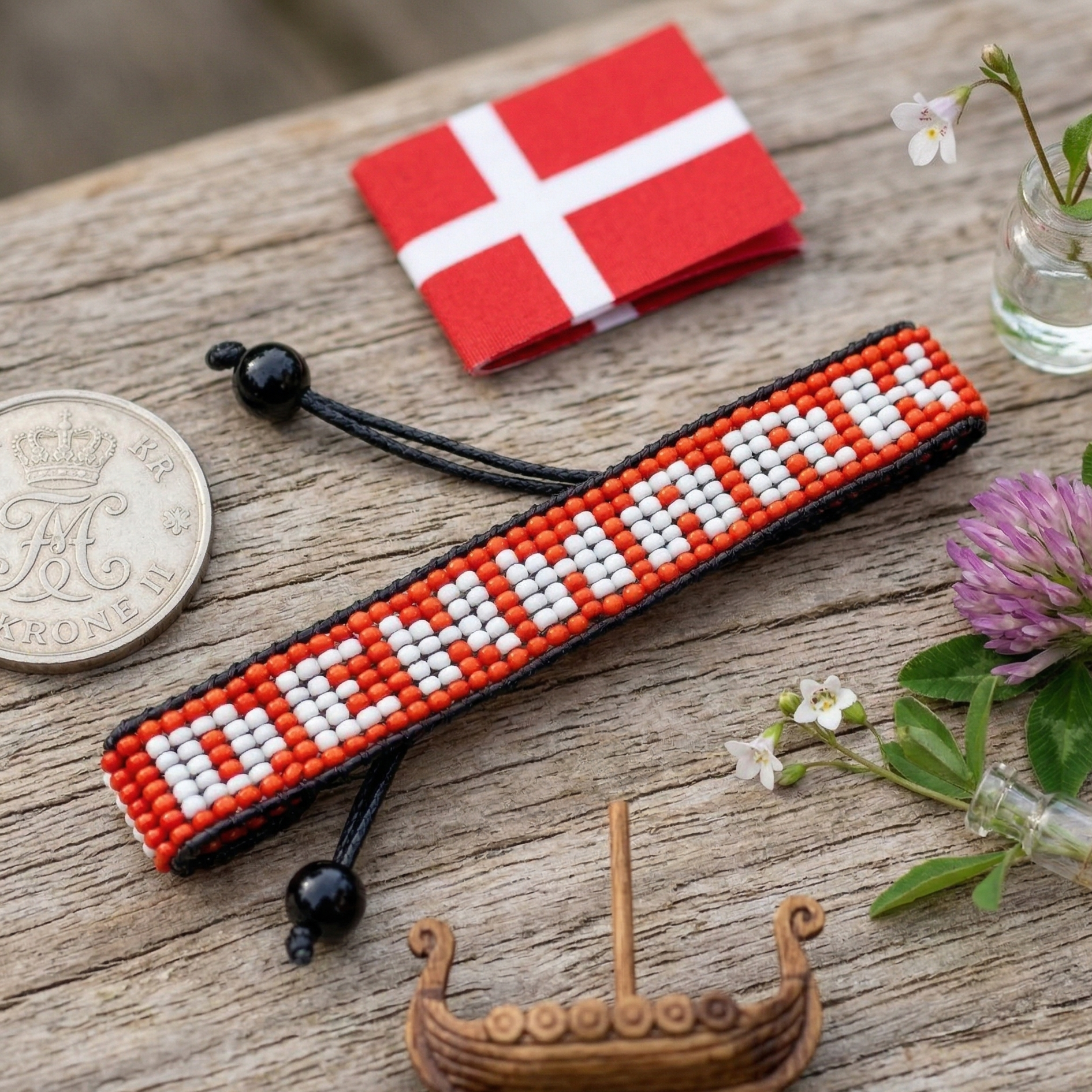 Coupe du Monde 2026 Danemark – Bracelet Drapeau en Perles – Fait main et Ajustable