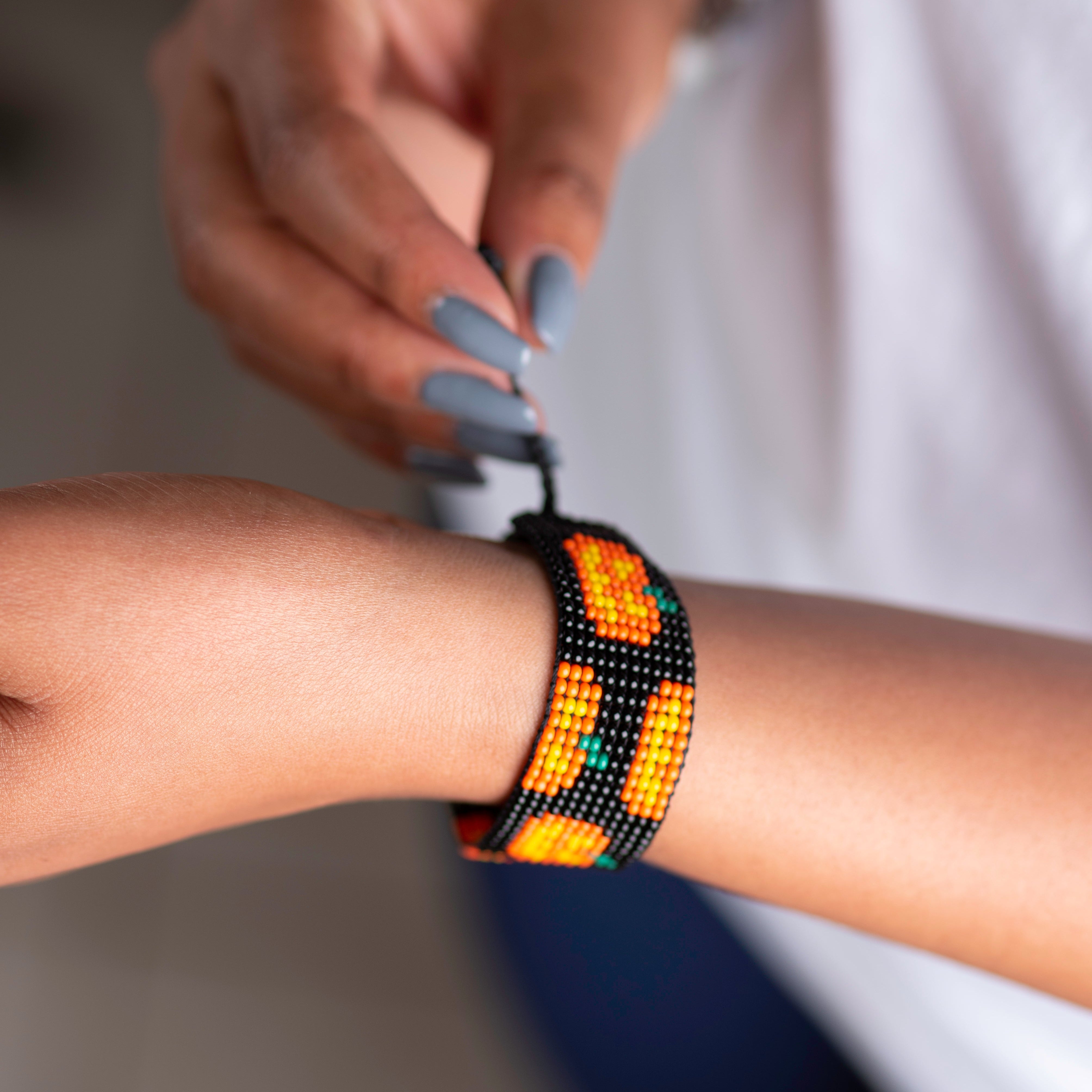Handgemachtes Perlenarmband mit Kürbissen – Verstellbarer Halloween- & Herbstschmuck