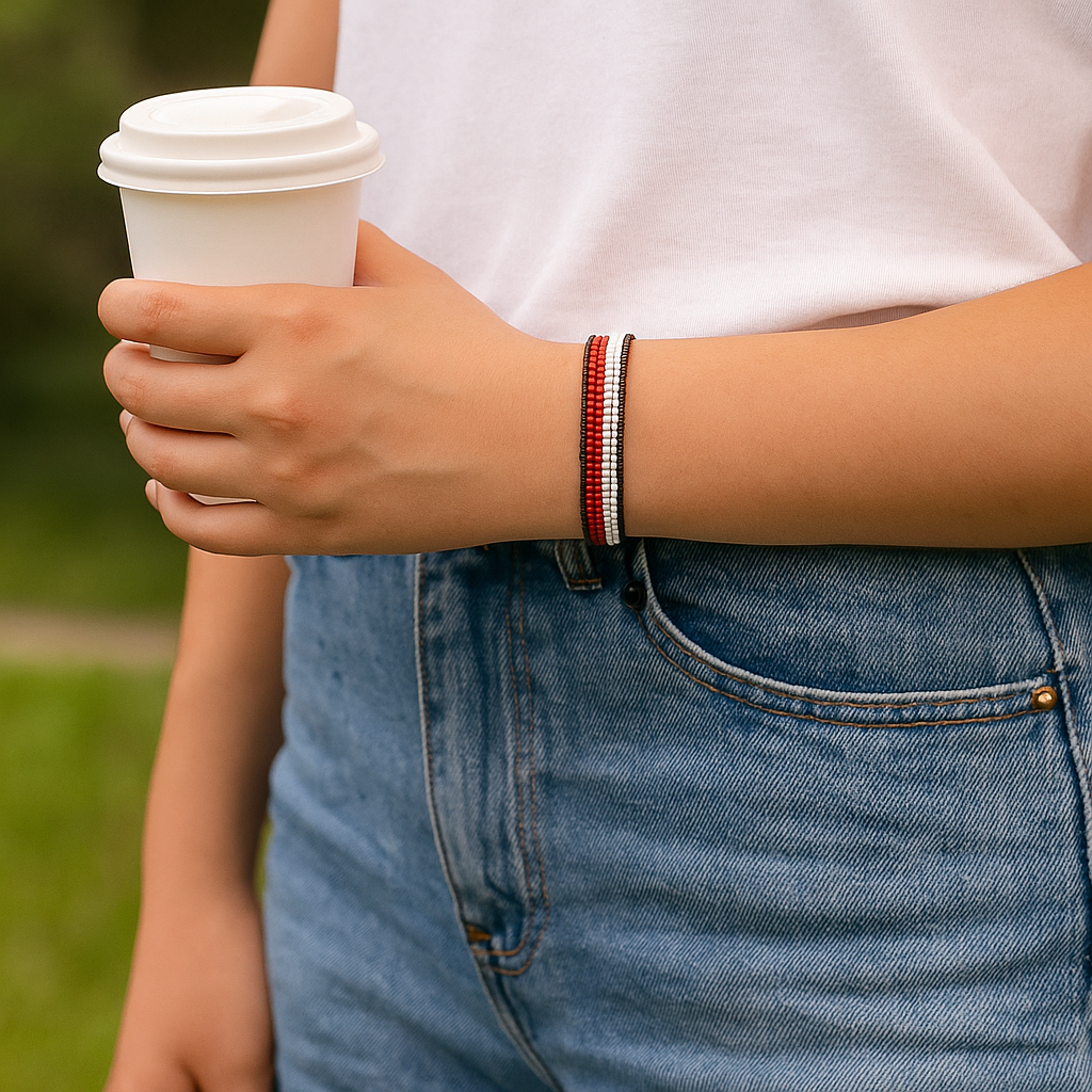 Indonesien Flaggenarmband: Handgemachtes, verstellbares Perlenarmband