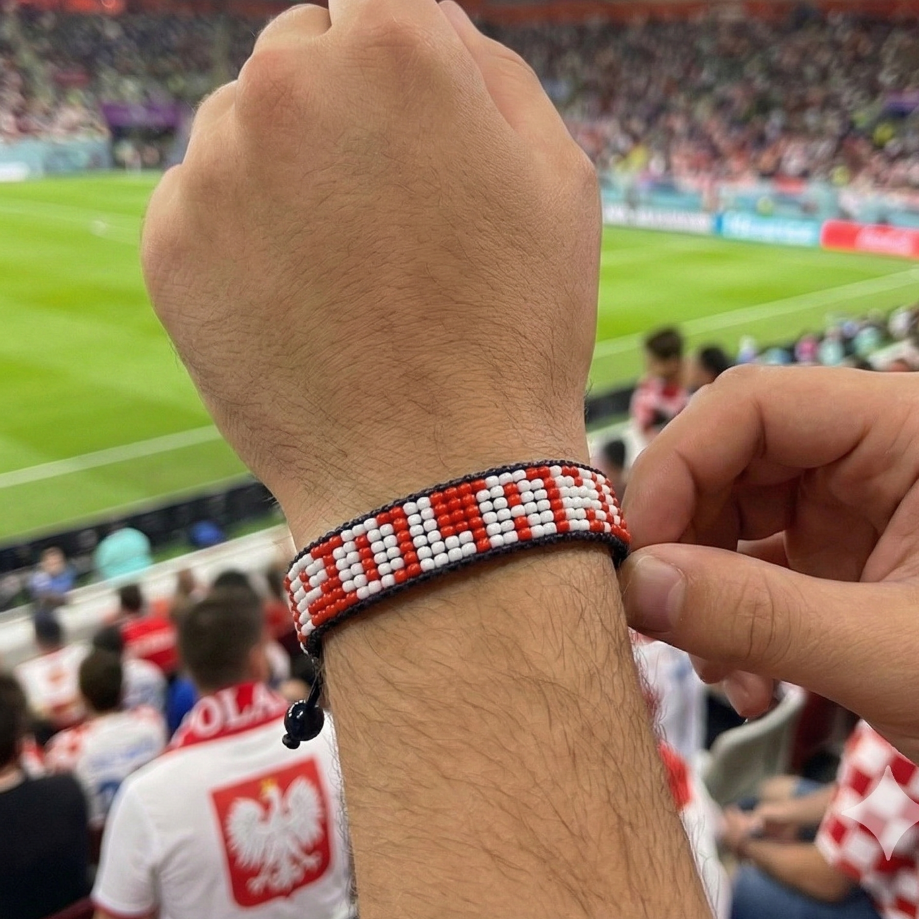 Bracelet drapeau perlé Pologne Coupe du Monde 2026 – Fait main et réglable