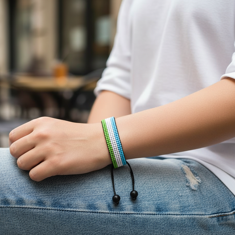 Sierra-Leone-Flaggenarmband: Handgefertigter, verstellbarer Perlen-Unisex-Schmuck im Boho-Stil mit patriotischem Design