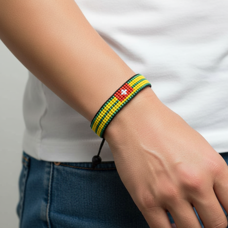 Togo-Flaggenarmband: Handgefertigt, verstellbar, Perlen, Unisex, Boho-Stil mit patriotischem Design