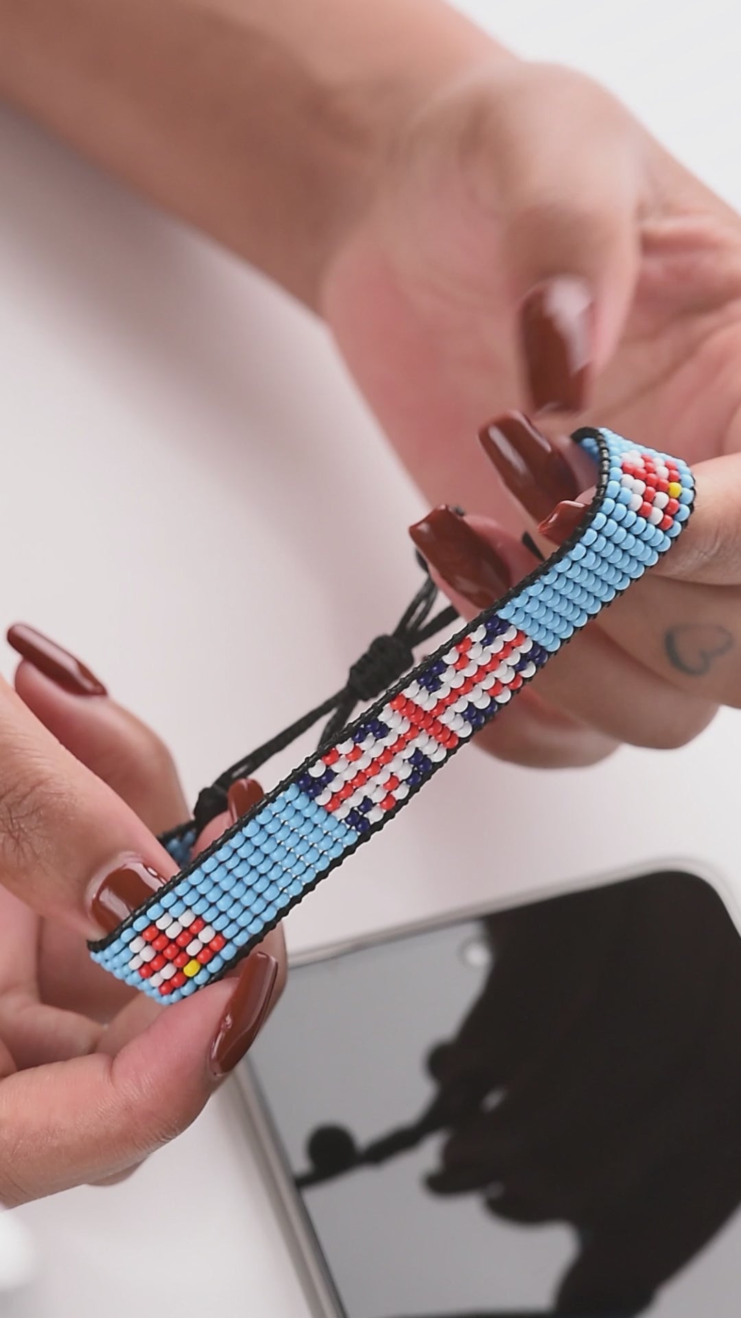 Fidschi-Flaggenarmband: Handgemachtes Armband, verstellbares Perlenarmband