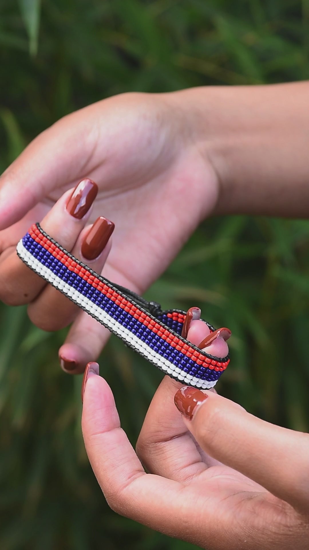 Russland Flaggen-Armband: Handgefertigtes, verstellbares Perlen-Unisex-Schmuck im Boho-Stil