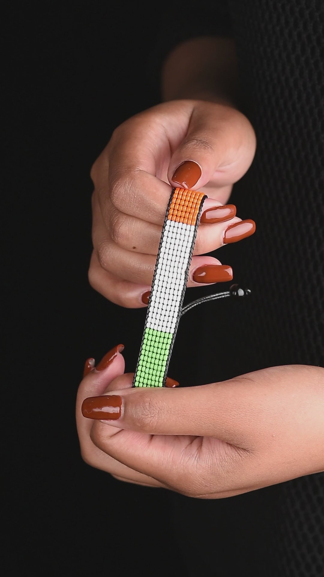 Armband mit irischer Flagge: Handgefertigtes Armband, verstellbares Perlenarmband